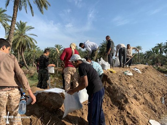 جمعی از بحرینی های مقیم ایران در قالب گروه جهادی به مردم سیل زده خوزستان امدادرسانی کردند.