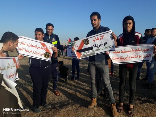 فلسطینی‌های ساکن غزه در «پنجاه و چهارمین جمعه تظاهرات بزرگ بازگشت» با در دست داشتن پلاکاردهایی از سپاه پاسداران انقلاب اسلامی ایران حمایت کردند.
