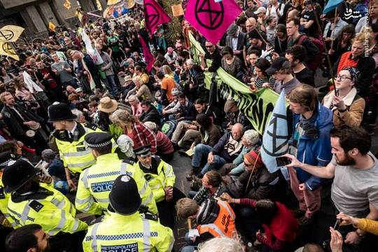 تظاهر کنندگان از دولت انگلیس خواستند تا آلودگی محیط زیست ناشی از گاز کربن را به صفر برساند و تا زمانی که دولت انگلیس به خواسته شان توجه نکند، در خیابان ها باقی خواهند ماند.