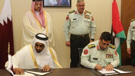  وزیر دفاع قطر در سفری به اردن با مقام این کشور دیدار کرد.