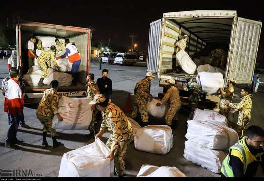 50 تن اقلام امدادی شامل چادر، پتو و بسته مواد غذایی یک ماهه از سازمان امداد و نجات هلال احمر کشور توسط هواپیمای ارتش به اهواز ارسال شد.