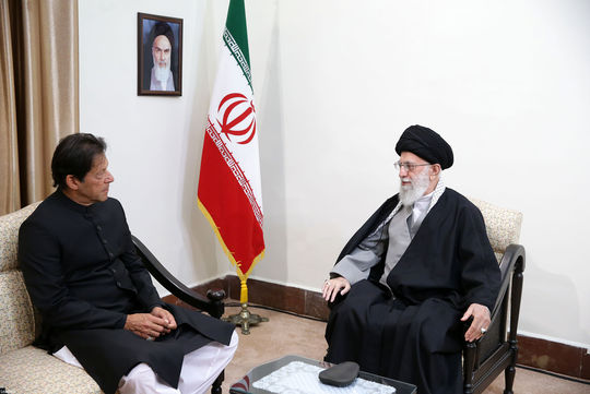 آقای عمران خان نخست وزیر پاکستان و هیئت همراه با حضرت آیت‌الله خامنه‌ای رهبر معظم انقلاب اسلامی دیدار کردند.