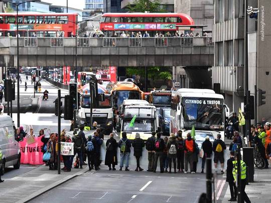 با گذشت 10 روز از آغاز تظاهرات مردم لندن علیه تأثیر سیاست های دولت انگلیس بر گرمایش جهانی و تغییرات اقلیمی، تعداد دستگیرشدگان از مرز 1000 نفر گذشت.