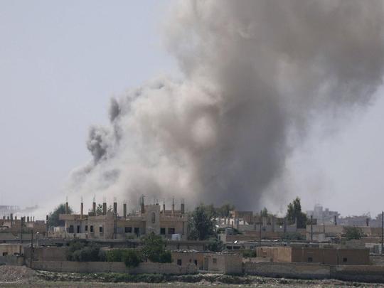 بمباران‌های گسترده ائتلاف تحت رهبری آمریکا در شهر رقه سوریه در یک بازه چهار ماهه در سال ۲۰۱۷ به کشته شدن دست‌کم ۱۶۰۰ غیرنظامی منجر شده است. 