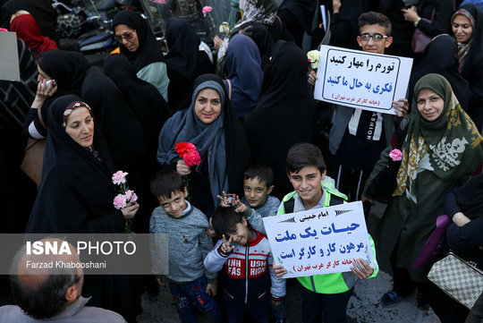  جمعی از کارگران و خانواده های آنان در  استان تهران و البرز، به مناسبت روز جهانی کارگرِ، در مقابل خانه کارگر تهران تجمع کردند.