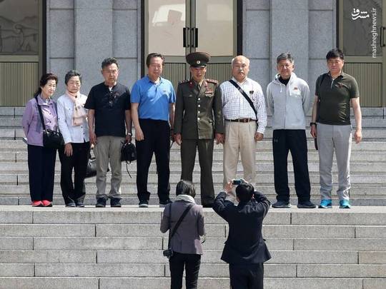 وزارت دفاع کره جنوبی از بازگشایی منطقه مرزی پانمونجوم برای بازدید عموم خبر داد.بازدیدکنندگان از بخش های مختلف منطقه مرزی پانمونجوم دیدن کردندو در کنار سربازان مرزبانی کره شمالی نیز عکس یادگاری گرفتند.