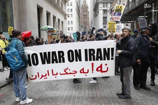 تصویری از پلاکارد «شعار نه به جنگ با ایران» در تظاهرات روز جهانی کارگر در نیویورک آمریکا را مشاهده می‌کنید.