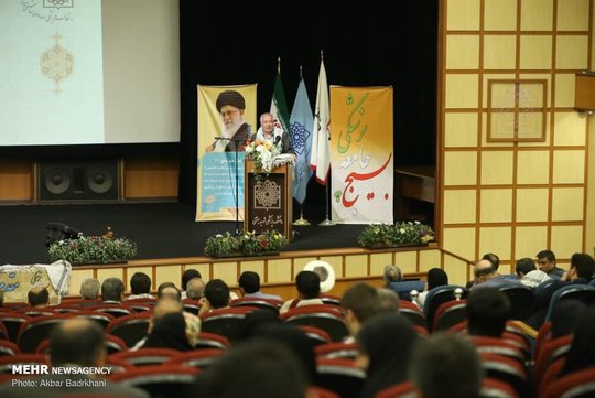 مراسم سی و چهارمین محفل انس بسیج جامعه پزشکی در تالار امام خمینی (ره) دانشگاه علوم پزشکی شهید بهشتی برگزار شد.
