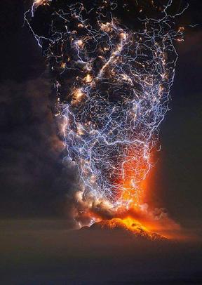  رعد و برق بر فراز یک آتشفشان در شیلی
