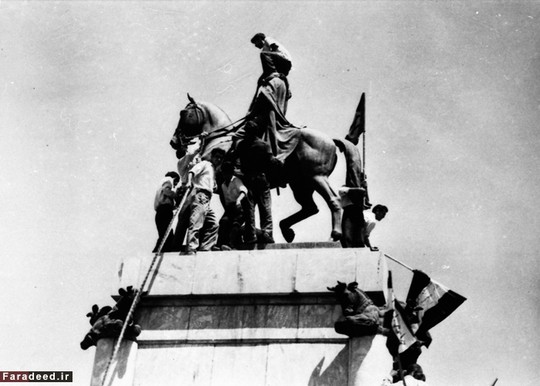 ساقط کردن مجسمه رضاشاه پهلوی توسط حامیان دکتر مصدق در میدان سپه تهران. 18 آگوست