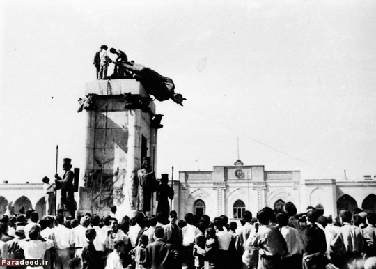 ساقط کردن مجسمه رضاشاه پهلوی در خیابان سپه تهران. 18 آگوست