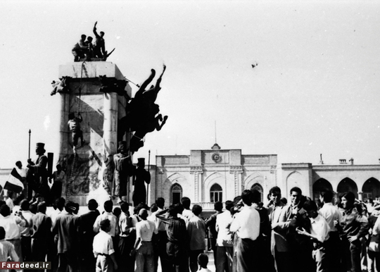 ساقط کردن مجسمه رضاشاه پهلوی در میدان سپه تهران. 18آگوست