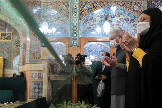 حضور وزیر امور خارجه پاکستان در ادامه سفرش به ایران در بارگاه منور رضوی