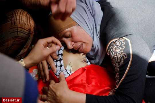 وداع مادر با پیکر نوجوان فلسطینی که در درگیری های نظامیان صهیونیست با فسطینیان در شهر عقبه کرانه باختری شهید شد