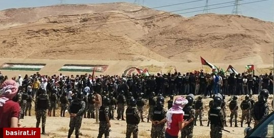 صدها عراقی که در مرز اردن تجمع کرده و خواستار حرکت به سمت فلسطین اشغالی برای یاری مردم غزه و بیت‌المقدس شدند