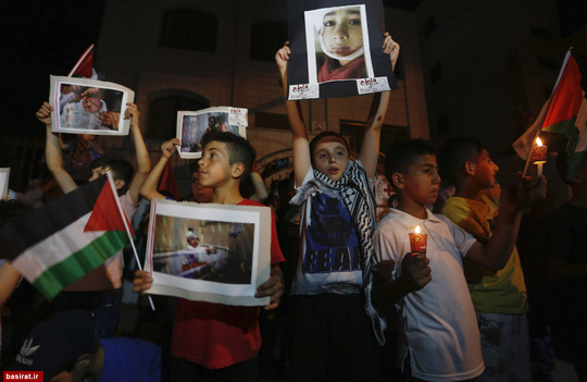 کودکان کرانه باختری که در مقابل دفتر صلیب سرخ در نابلس برای کودکان مجروح و شهید غزه شمع روشن کردند  