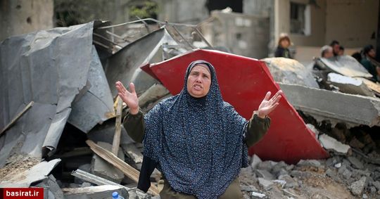 مادر فلسطینی که در اثر حملات هوایی رژیم صهیونیستی بی خانمان شده است