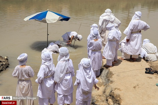 مراسم غسل تعمید کودکان مندایی در رودخانه کارون اهواز