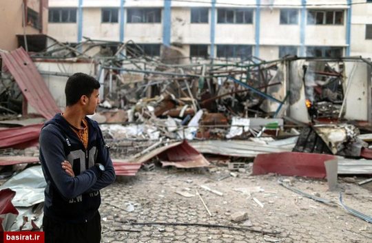 نگاه جوان فلسطینی به محل خانه اش که در اثر حمله هوایی رژیم صهیونیستی جز ویرانه ای از آن باقی نمانده است