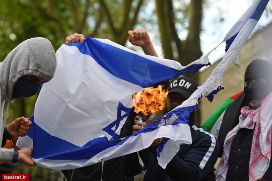 آتش زدن پرچم رژیم صهیونیستی در تظاهرات حمایت از فلسطین، مقابل سفارت این رژیم در انگلستان 