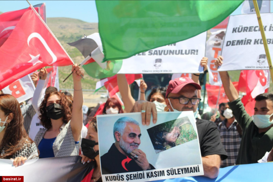 تظاهرات مردم ترکیه در مقابل پایگاه نظامی «کوره جیک» آمریکا که با در دست داشتن عکس سرلشگر شهید قاسم سلیمانی، خواستار اخراج پایگاه‌های نظامی  آمریکا شدند