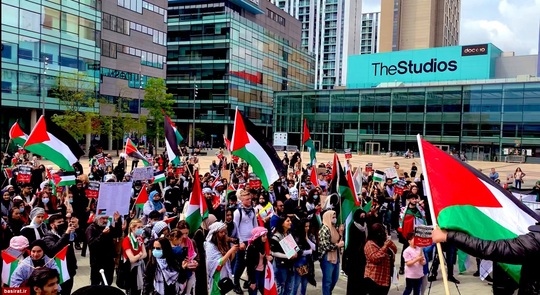تجمع شهروندان انگلیسی در مقابل دفتر بی بی سی در منچستر در اعتراض به نحوه پوشش اخبار از حملات وحشیانه و جنایات رژیم صهیونیستی در غزه