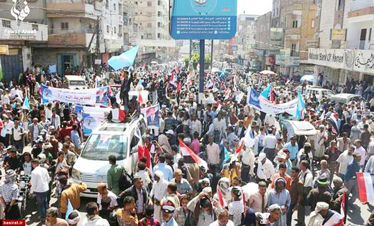 خروش مردم شهر تعز و شهرهای جنوبی یمن در اعتراض به ائتلاف متجاوز سعودی-اماراتی