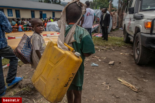 کودک آواره کنگوئی در انتظار دریافت سهمیه آب 