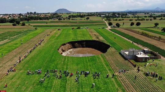 یک گودال عظیم  در مکزیک که بر اثر فرونشست زمین ایجاد شده و هر روز بزرگتر می‌شود