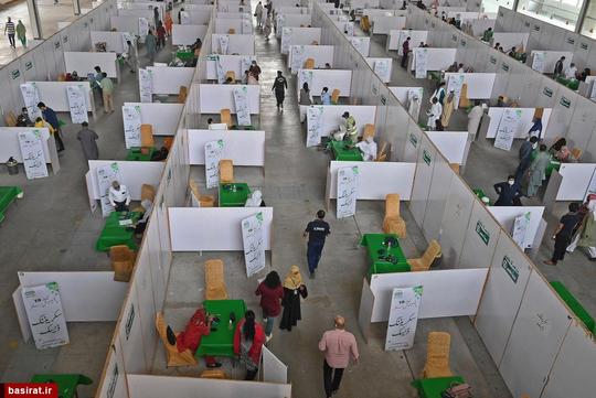 مردم پس از دریافت واکسن کووید 19 در مرکز نمایشگاه بین المللی لاهور در پاکستان