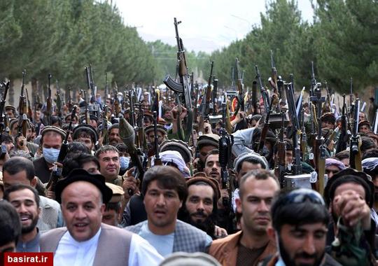 تجمع صدها نفر از ارتش مردمی افغانستان که می خواهند حمایت خود را از نیروهای امنیتی افغانستان اعلام کنند و اینکه آنها آماده جنگ با طالبان هستند