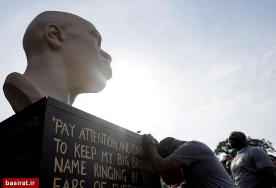 واکنش«ترنس فلوید» برادر «جورج فلوید» سیاهپوست کشته شده به دست پلیس آمریکا در جریان رونمایی از تندیس برادرش