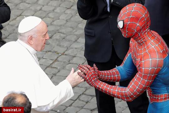 مصافحه پاپ فرانسیس با یک مرد در لباس مرد عنکبوتی در حاشیه سخنرانی عمومی هفتگی پاپ در واتیکان