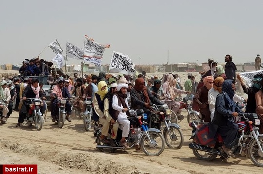 طالب ها در افغانستان در حال عبور از دروازه «دوستی» در شهر مرزی چمن  