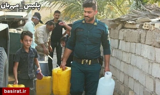 تصویری از شهید ضرغام پرست در حال آبرسانی به مناطق بی آب خوزستان