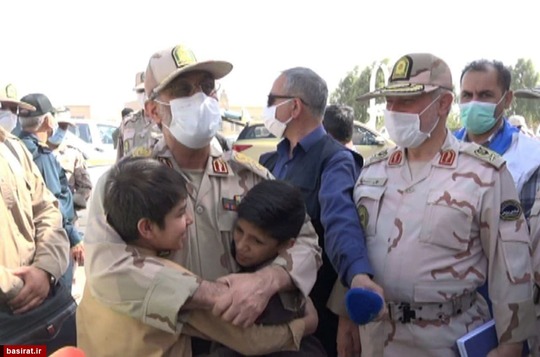 تصویری از کودکان پناهنده افغانستانی در آغوش سردار رضایی جانشین فرمانده نیروی انتظامی