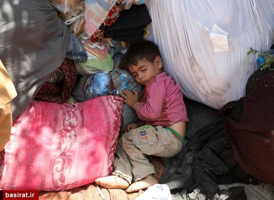 کودک آواره افغانستانی که به دلیل نبرد بین طالبان و نیروهای امنیتی افغان از خانه اش مهاجرت کرده است