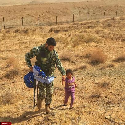 یک کودک افغان که پس از رسیدن به مرز ایران،‌ به تکاوران نیروی زمینی ارتش پناه برده است