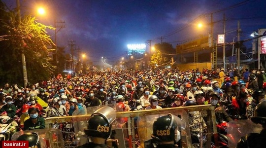 تجمع مردم در صف ایست بازرسی پس از رفع محدودیت های کرونایی در شهر هوشی مین-ویتنام