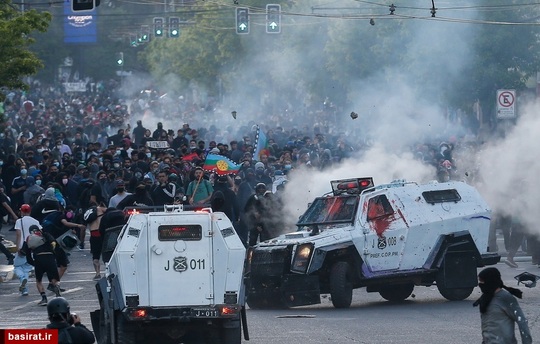 درگیری تظاهرات کنندگان با پلیس ضد شورش در جریان تجمعات علیه دولت شیلی