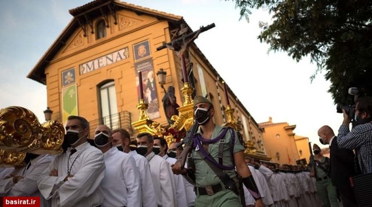حمل مجسمه حضرت مسیح(ع) توسط مسیحیان کاتولیک در یک مراسم مذهبی آئینی-اسپانیا