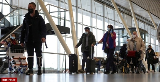 فرودگاه اسخیپول در آمستردام هلند پس از آنکه مقامات اعلام کردند که آزمایش کووید، 61 نفری که با پرواز از آفریقای جنوبی وارد آمستردام شده‌اند، مثبت شده است