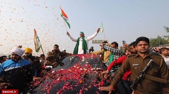راهپیمایی پیروزی در مرز دهلی-اوتار پرادش، هند پس از تصمیم دولت برای لغو سه قانون اصلاحات کشاورزی