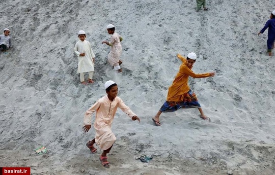 بازی بچه ها بر روی شن در داکا-بنگلادش