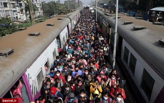 ازدحام مسافران قطار در شهر کلکته هند
