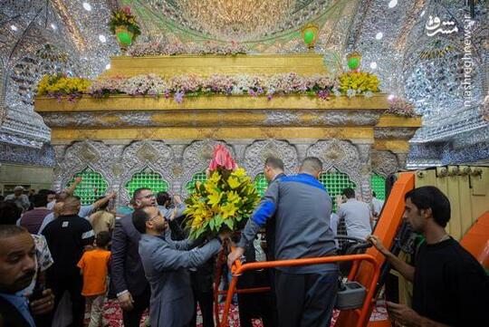 گل‌آرایی ضریح سیدالشهدا در شب عید غدیر
