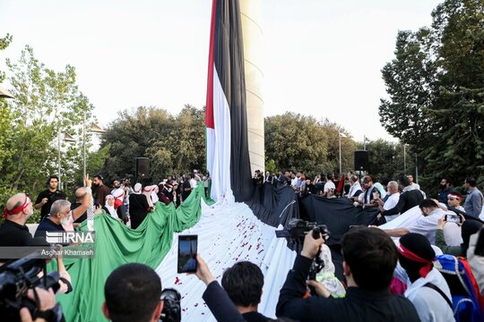 اهتزاز بزرگترین پرچم فلسطین در منطقه فرهنگی و گردشگری عباس آباد