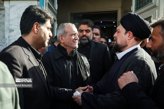 «سید حسن خمینی» و «مسعود پزشکیان» در حاشیه مراسم یادبود پدر شهیدان حجازی
