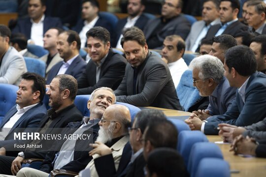 نشست اعضای شوراهای اسلامی سراسر کشور با رئیس جمهور منتخب