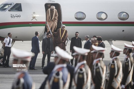 ورود «سعید بن محمد بن احمق الصقری» فرستاده ویژه پادشاه عمان به فرودگاه مهرآباد